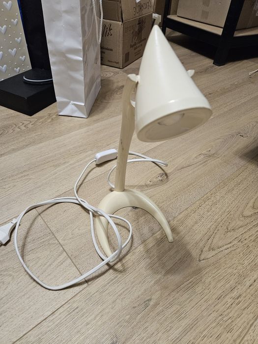 Lampka Biała na biurko do sypialni stojące