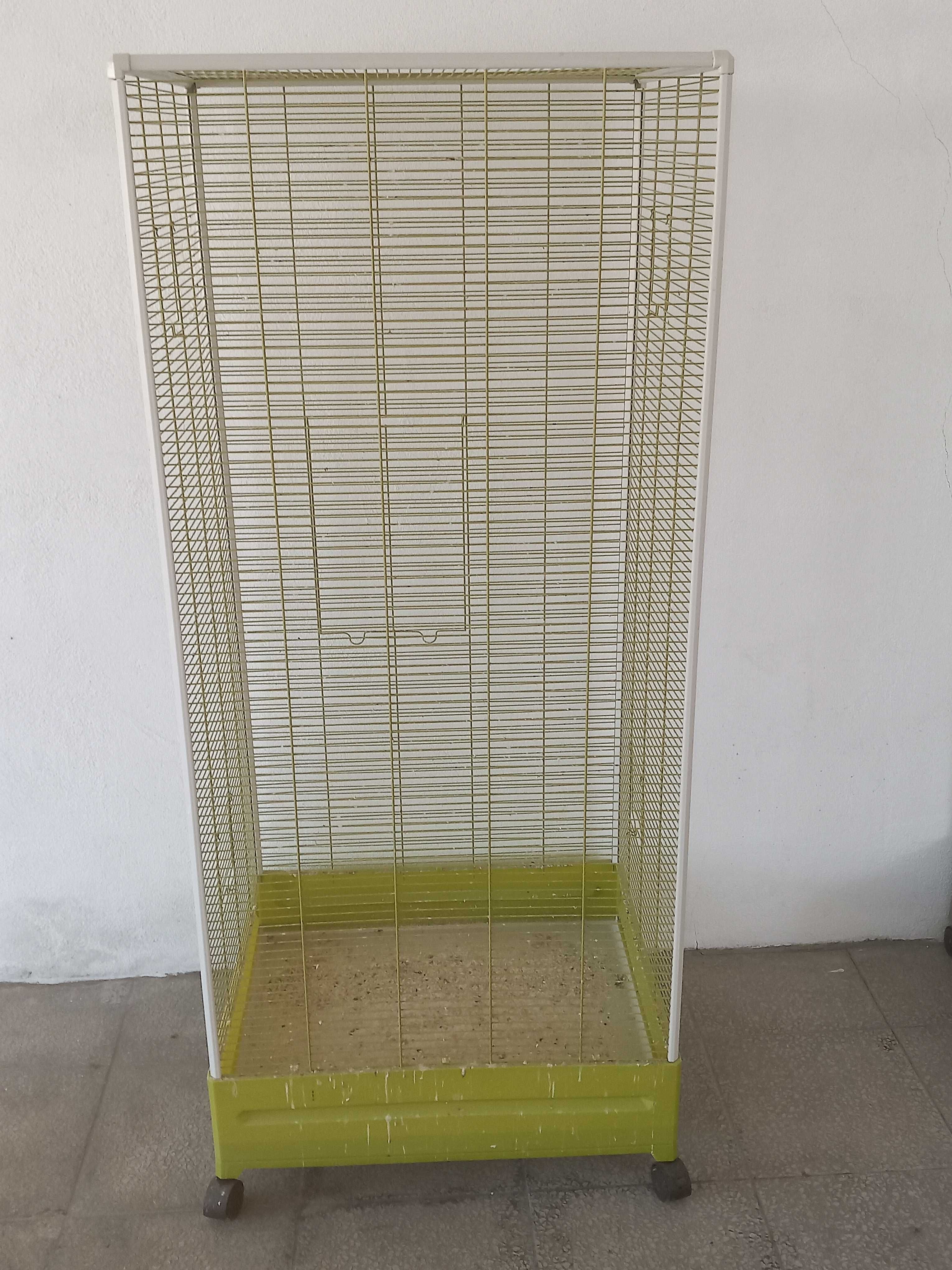 Gaiola vertical com rodas