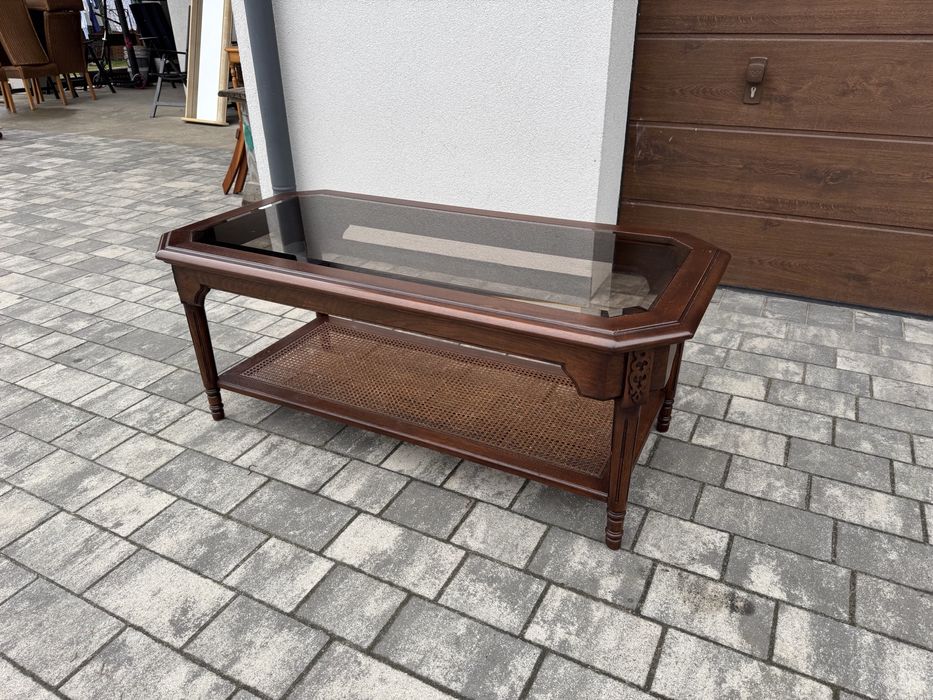 Журнальний столик з склянною столешнею привезений з Нідерландів.