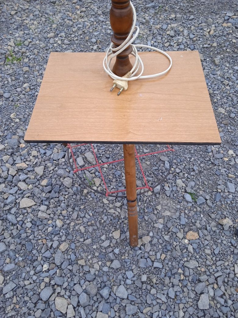 Lampa stojąca z okresu PRL-U