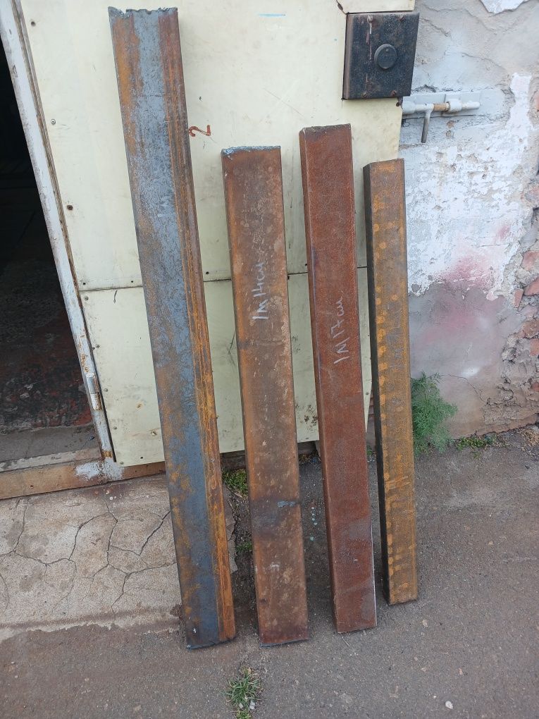 Продам куски швеллера,уголок,рельса.