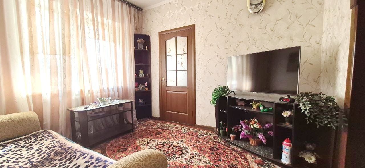 ПРОДАМ  будинок в м. Самар, р-н Перевал.

Площа будинку 54м²: 4 кімнат