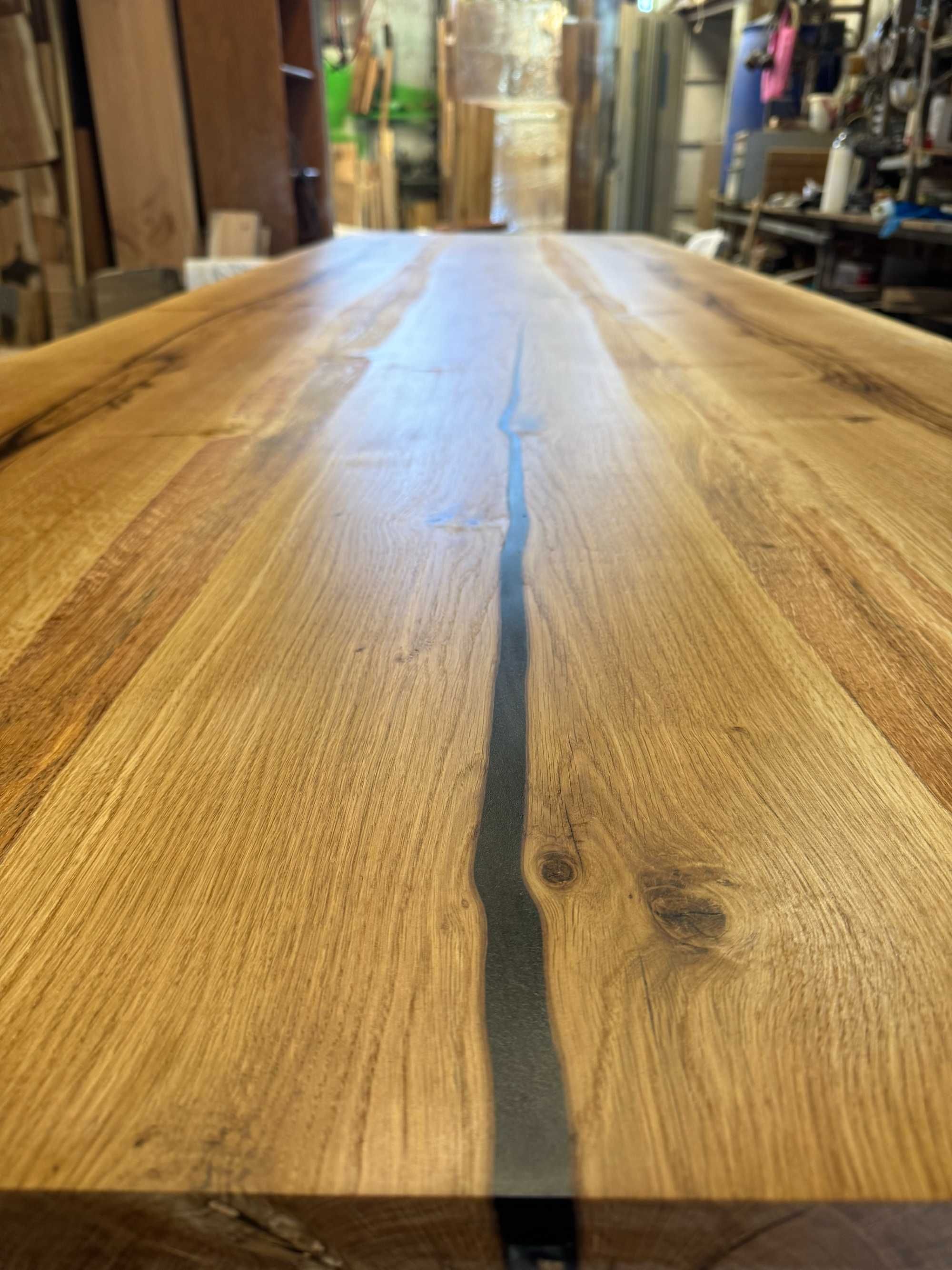 Mesa de jantar em madeira maciça, prateleiras, peças decorativas.