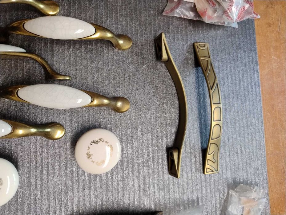 stare okucia meblowe