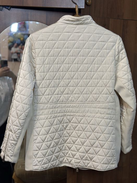 Жіноча куртка з резиночкою по бокам фірмова