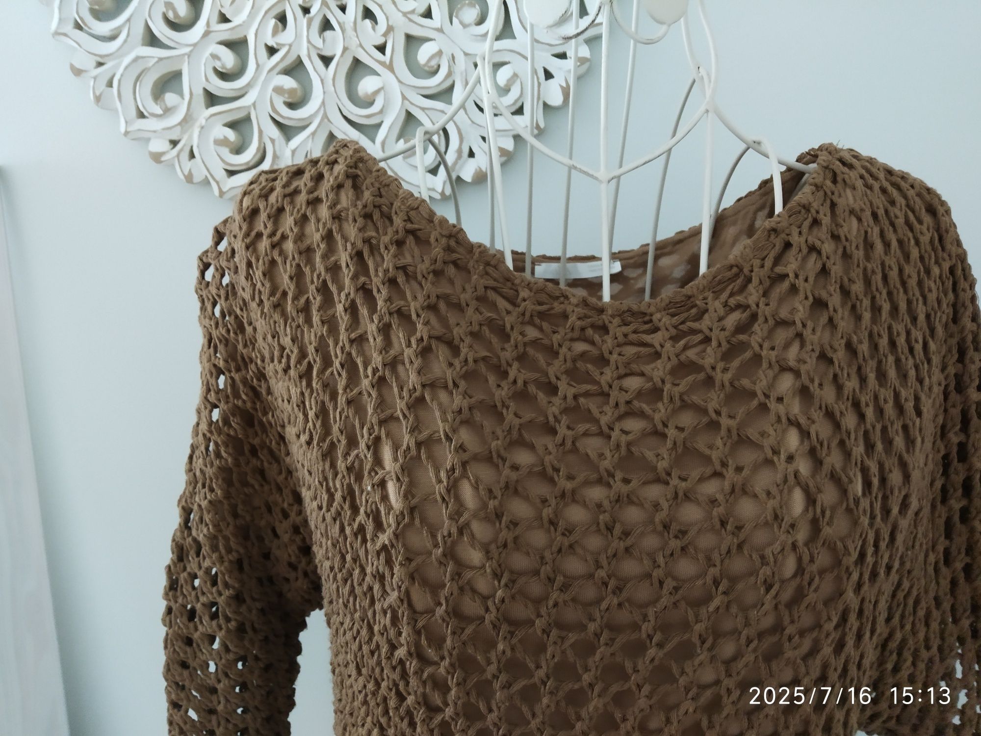 Blusa castanha em crochê, da marca Zara