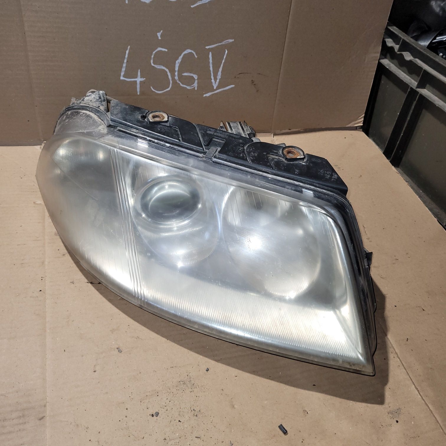 Lampa przód prawa vw passat b5 LIFT 2001r HELLA