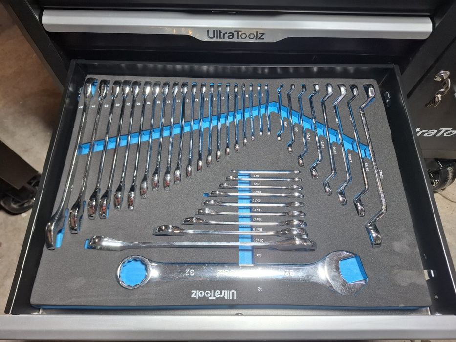 Szafka narzędziowa z elektronarzędziami