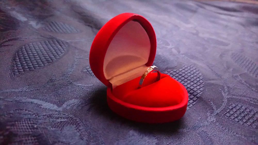 Pierścionek zaręczynowy