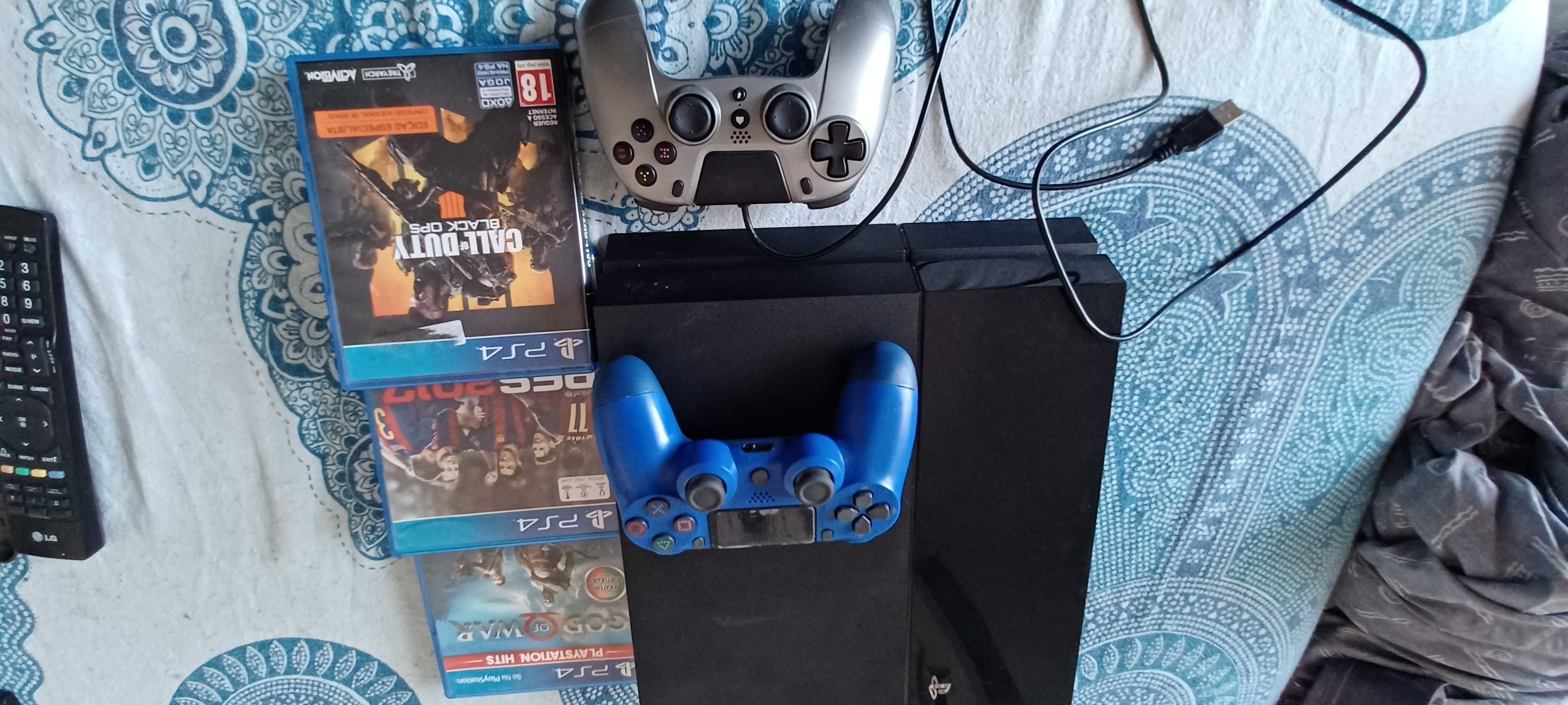 Ps4 em perfeito estado, com 2 comandos incluídos + jogos+cabos.