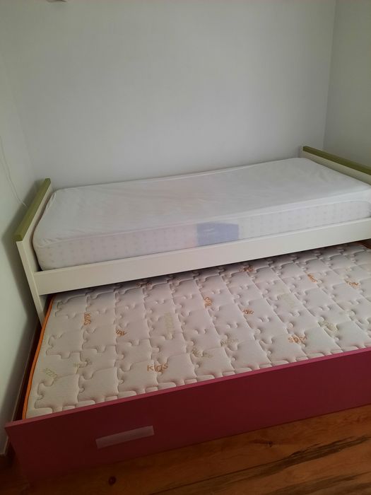Cama nido com 2 estrados e 2 colchões COMO NOVO