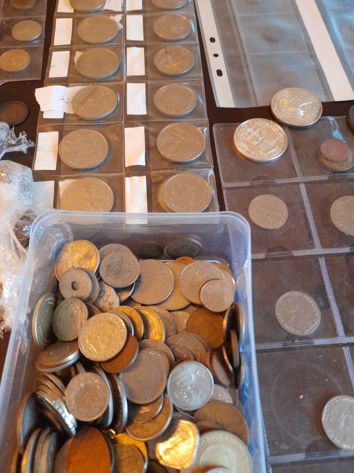 Coleção de moedas e notas  Portuguesas e internacionais