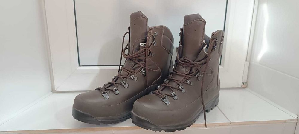 Берці та болотні чохли