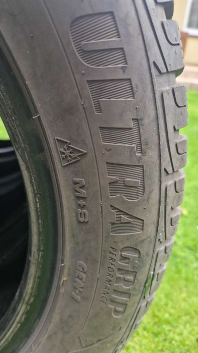 Opona zimowa Goodyear UltraGripPerformance 215/55R17