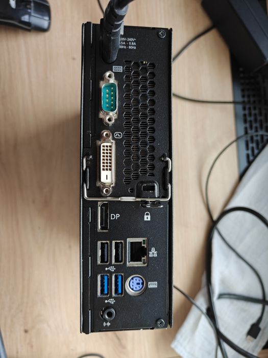 Komputer z monitorem 21.5 cala, i3 6100t, 4 ram, 256 SSD, windows  10