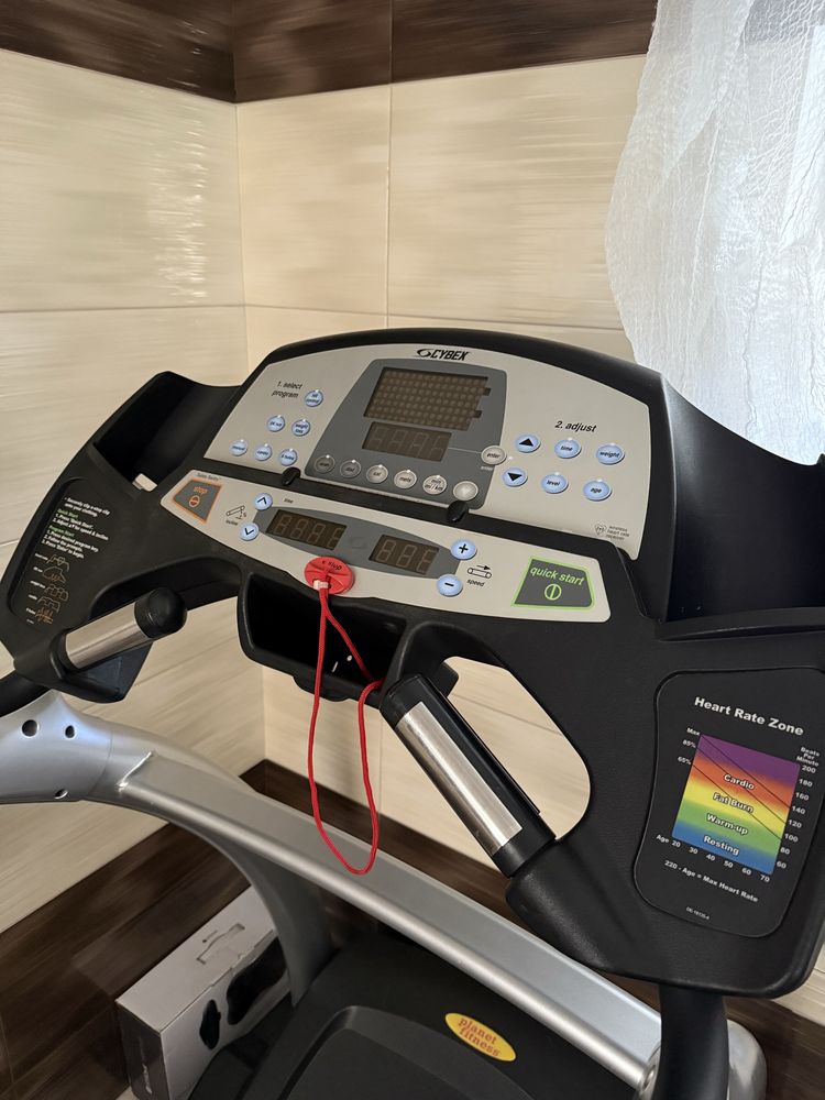 Продам беговую дорожку Cybex