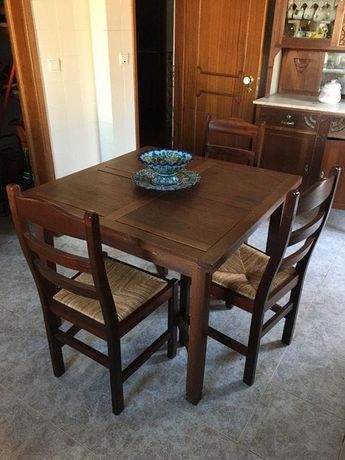 Mesa de cozinha em madeira + 4 cadeiras
