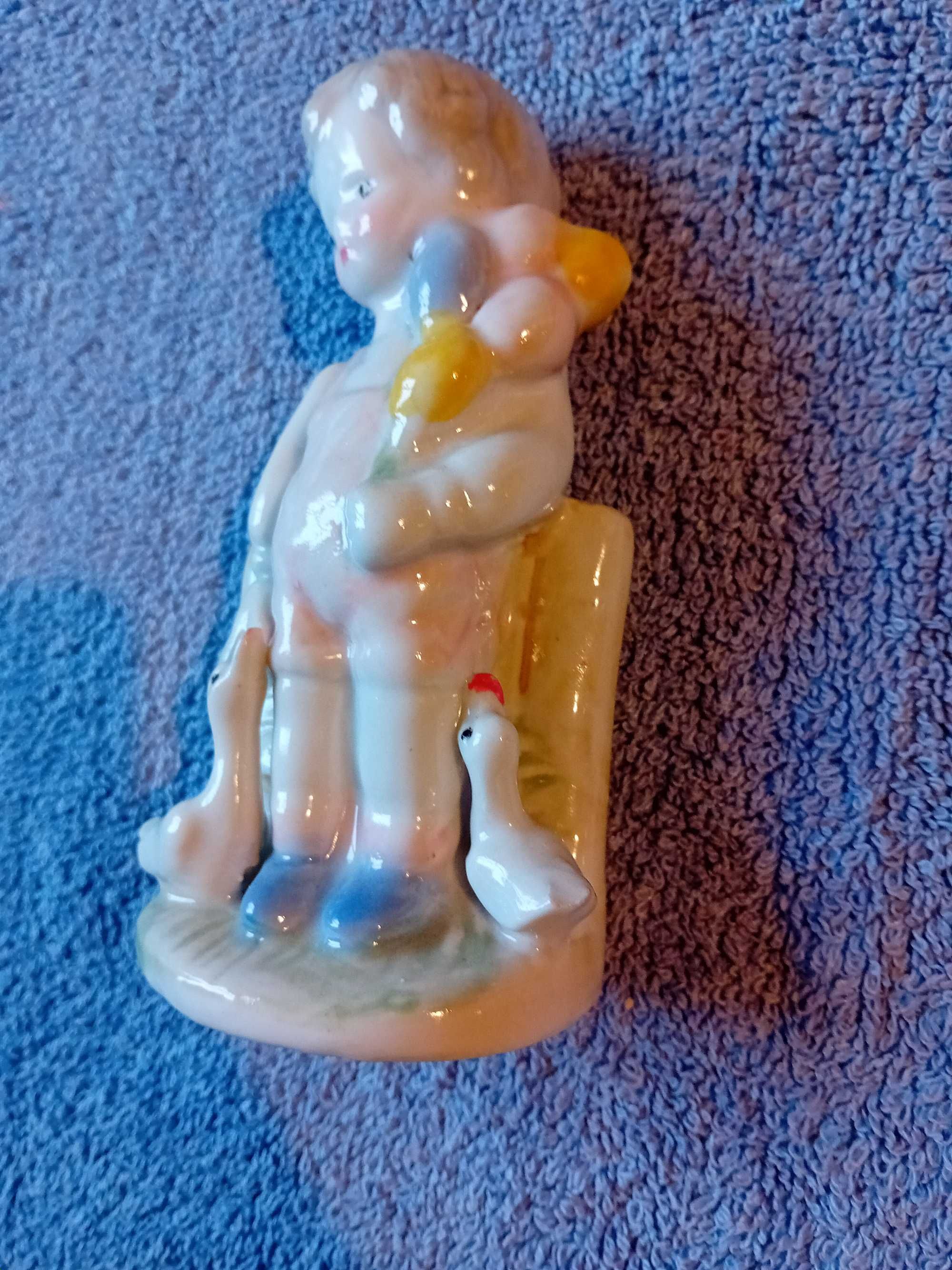 Porcelanowa figurka- chłopiec z balonami i kaczki.