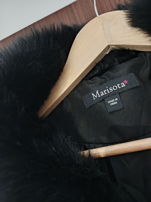 Czarna kurtka przejściowa, jesienna z błyszczącym futerkiem, rozmiar 4