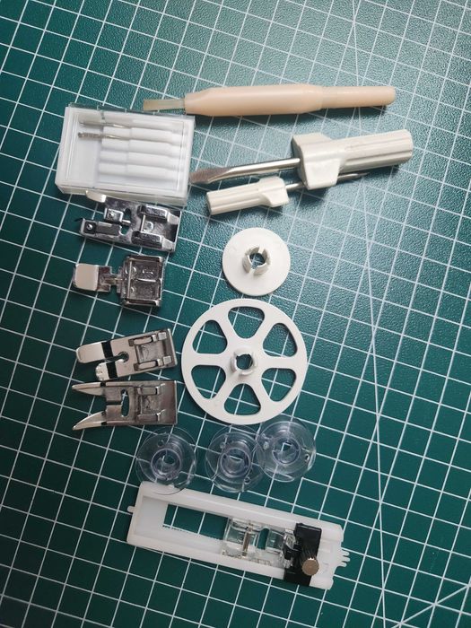 Máquina de Costura Singer Featherweight II (para peças ou arranjo)
