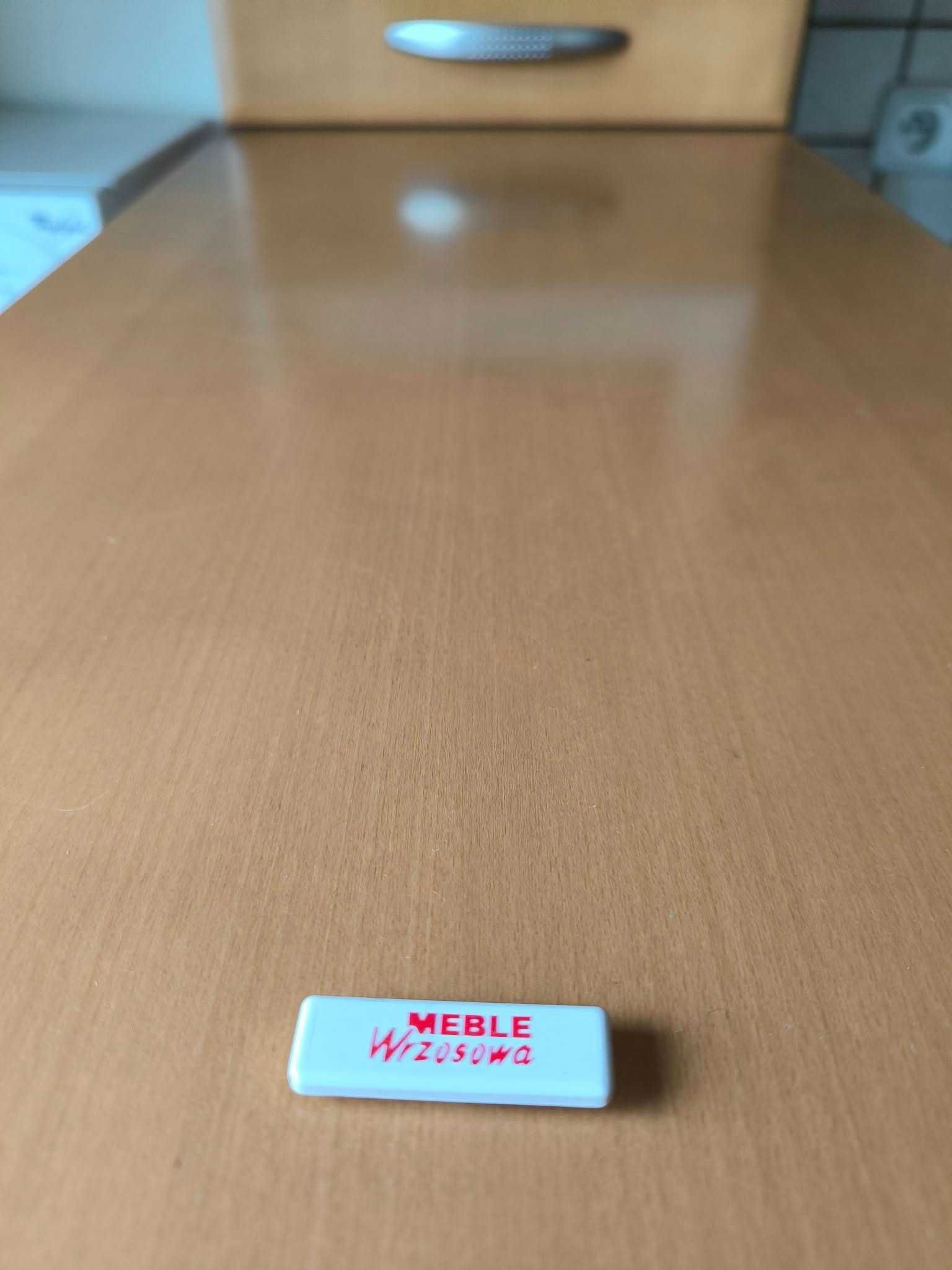 meble kuchenne ze sprzętem w zabudowie