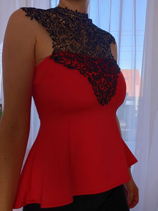 Elegancka Czerwona bluzka z koronką