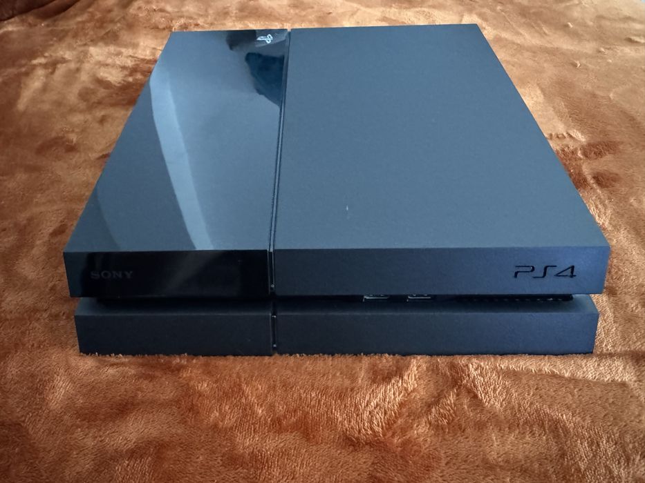 PlayStation 4 500GB + 2 comandos + 6 jogos + estação de carregamento