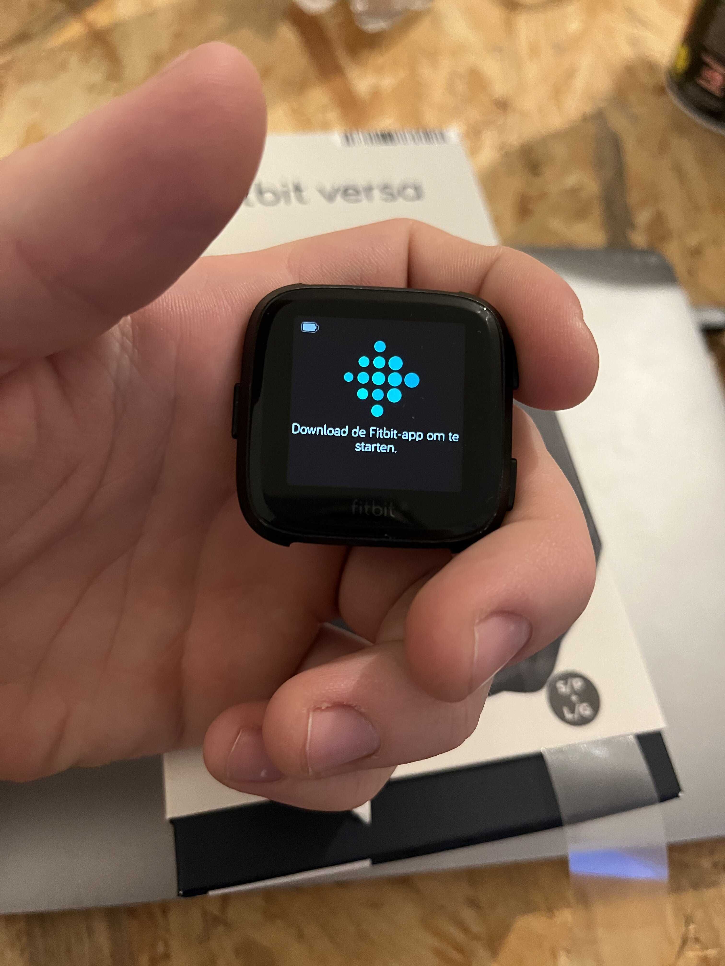 Терміново Смарт-годинник Fitbit Versa Black