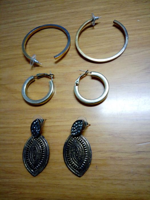 Conjunto de 4 brincos de aço e dourados, coloridos