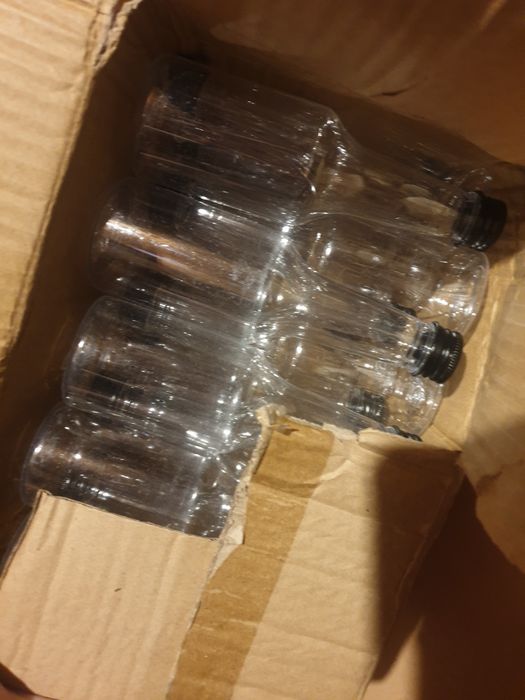 Male plastikowe butelki z zakrętkami nowe