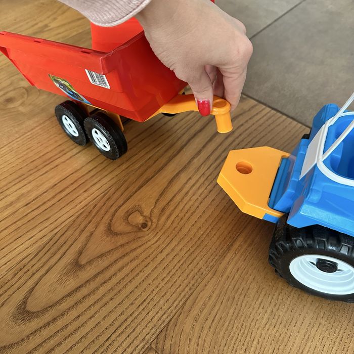 Великий трактор з ковшем та причепом