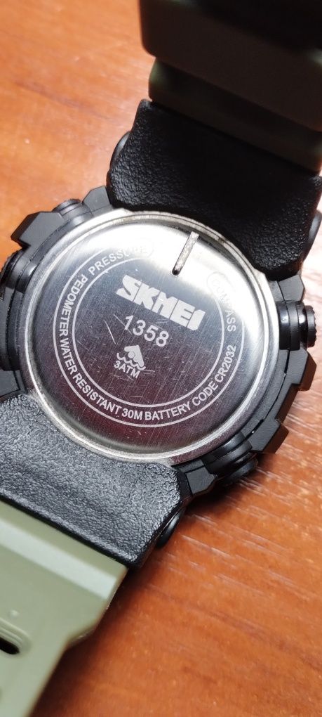 Часы с термометром, барометром и высотомером Skmei Processor 1358