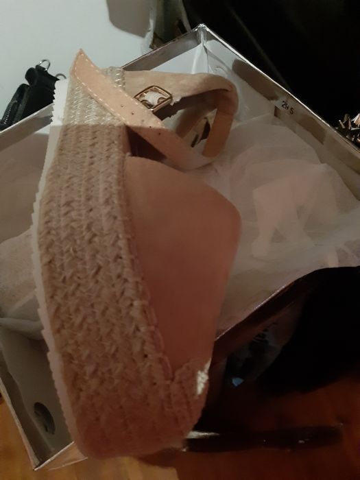 Sapatos novos lindos com lona