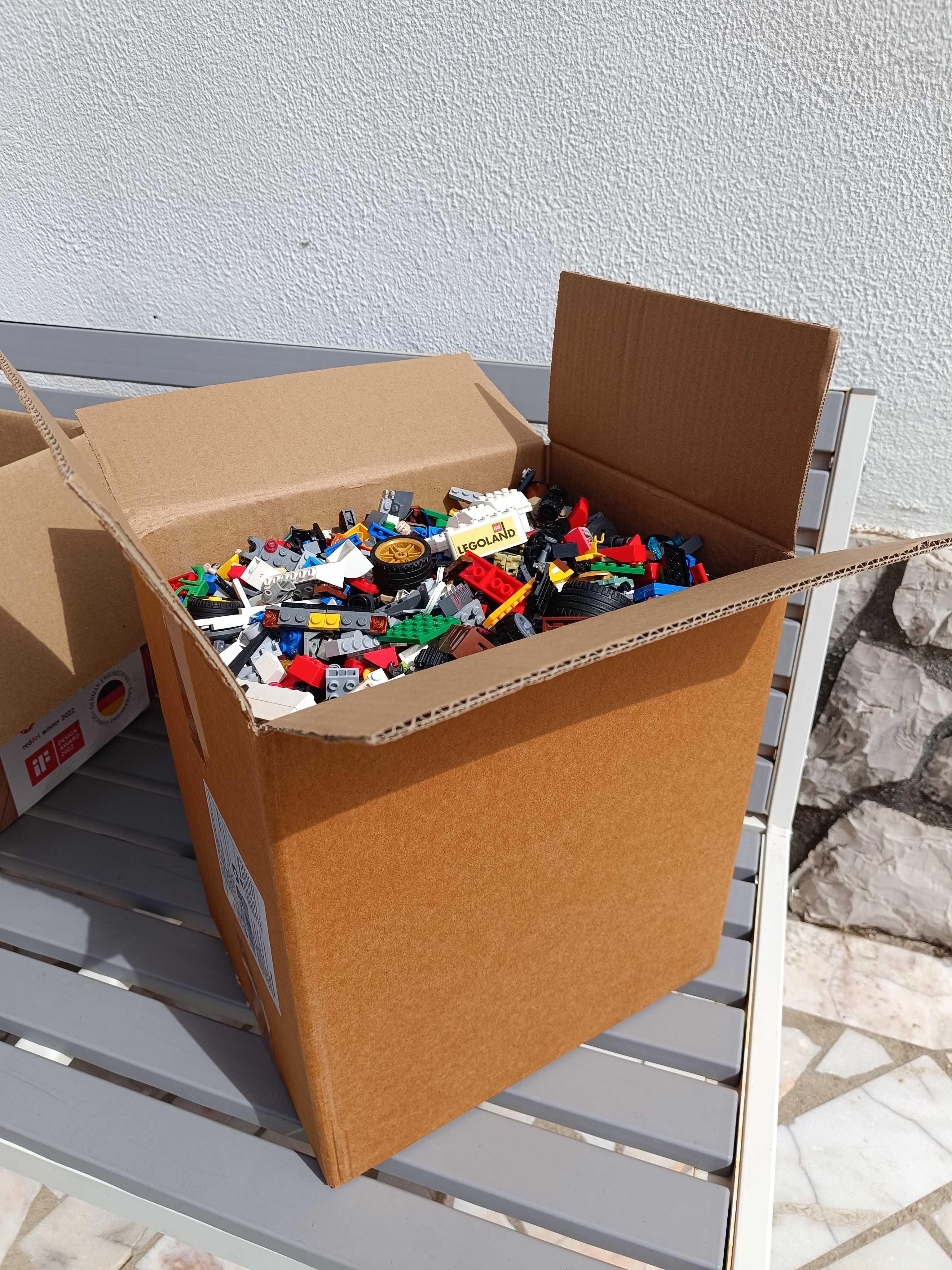 Caixa com legos pequenos diversos