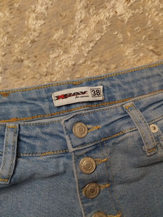 Жіночі джинси з туш ар ефектом та вирізами знизу