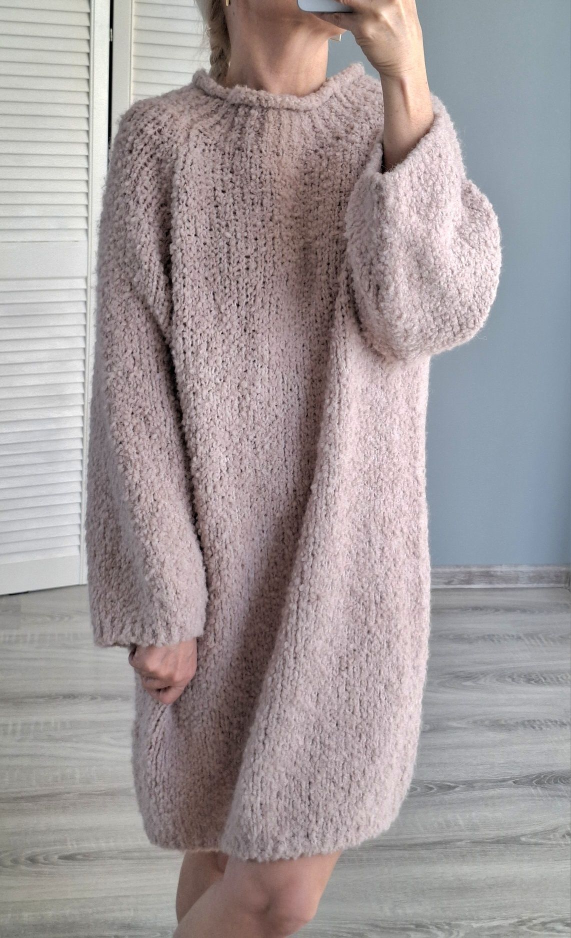 Włoska sukienka sweter boucle puder róż oversize