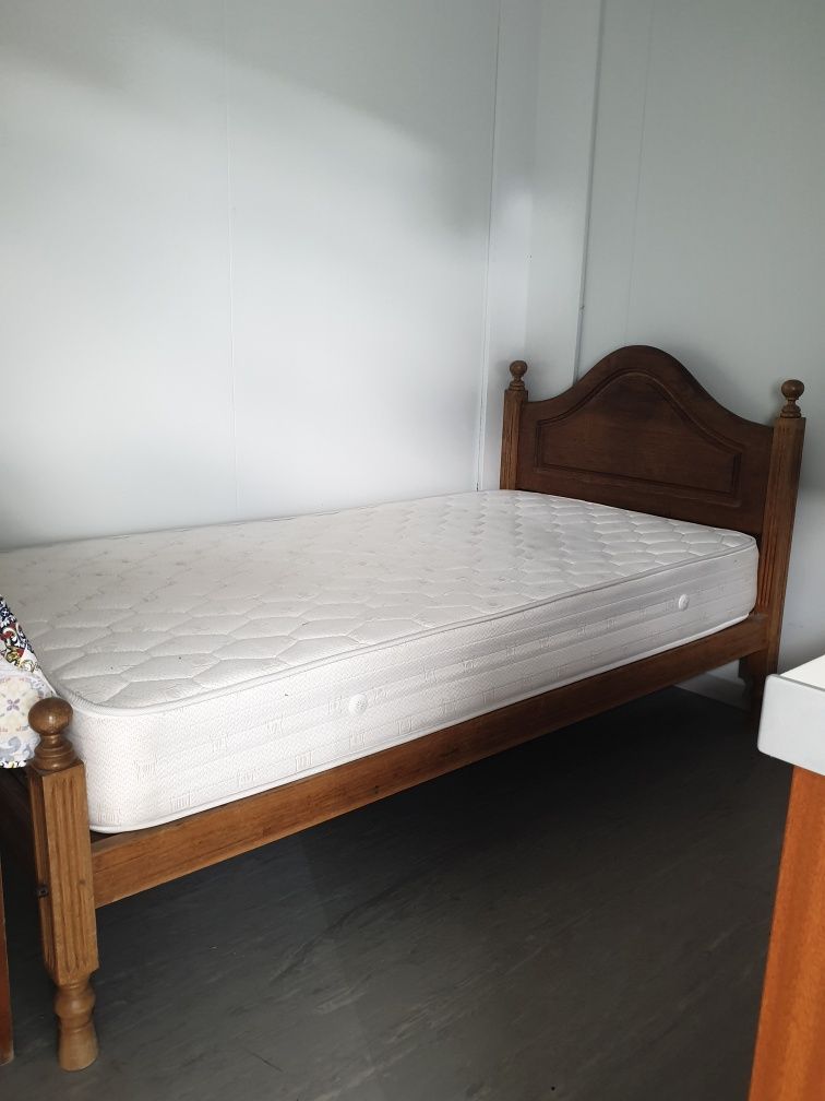Cama de solteiro corpo e meio com colchão