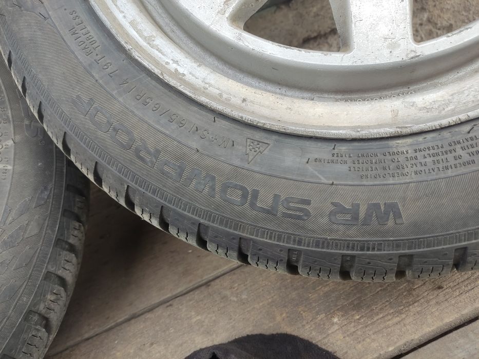 Зимова резина Nokian 165 65 14 стан нової