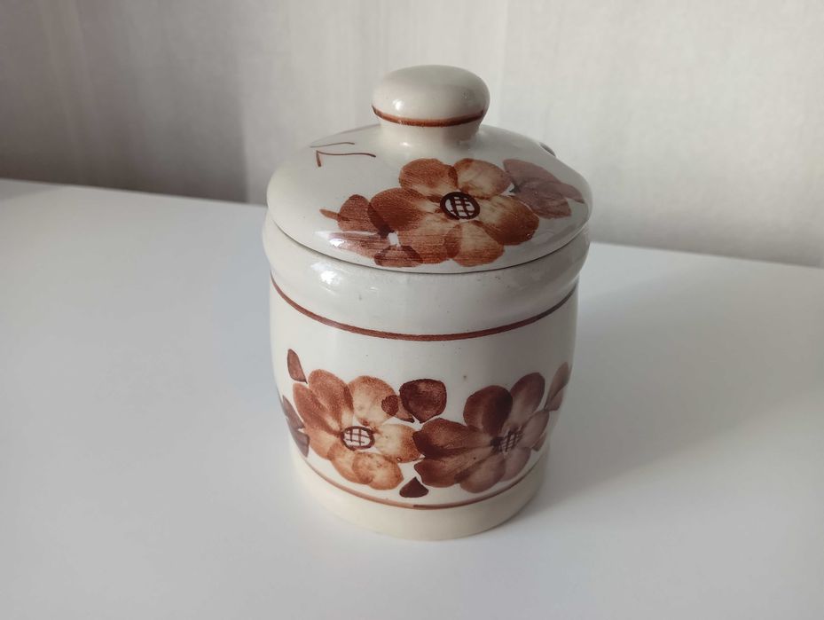 Cukiernica kwiaty fajans Włocławek. Wysokość12 cm.
