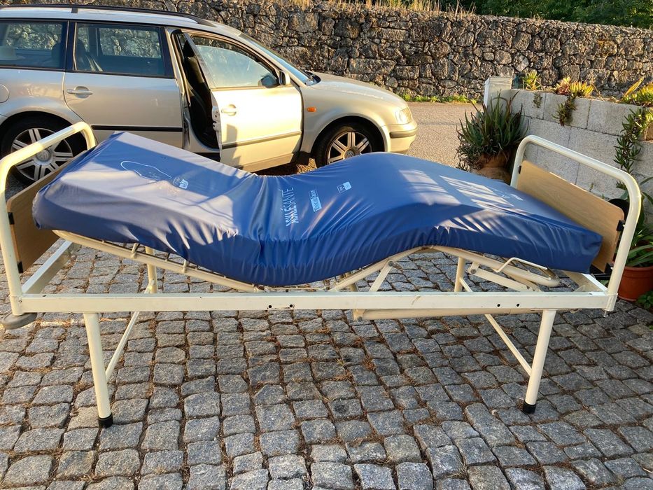 Cama articulada elevatória