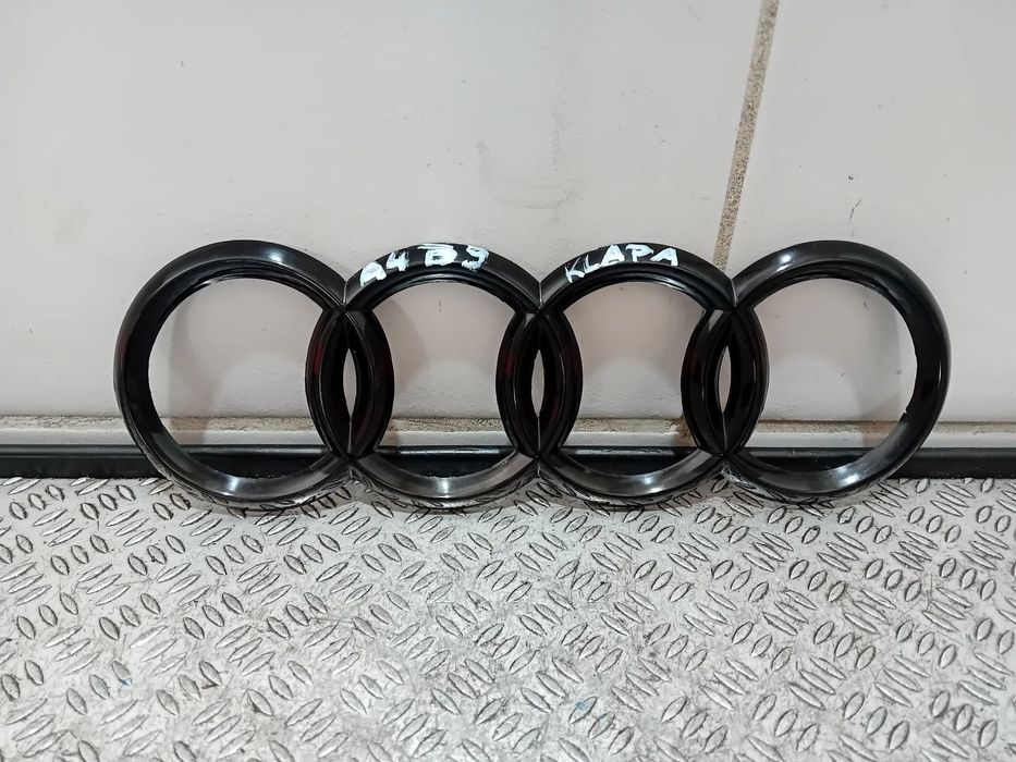 emblemat logo na klapę bagażnika Audi A4 B9 sedan 2017 czarne piano