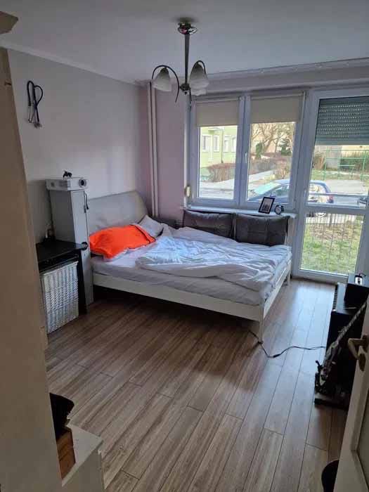 Przytulny, sloneczny pokój pokój w 3-pokojowym mieszkaniu.