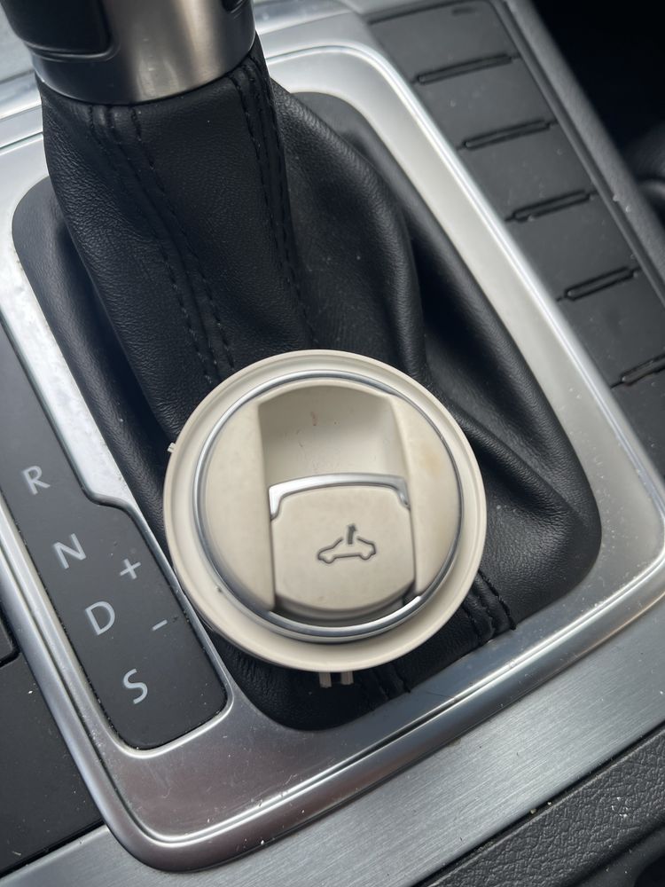 Кнопка люка VW CC
