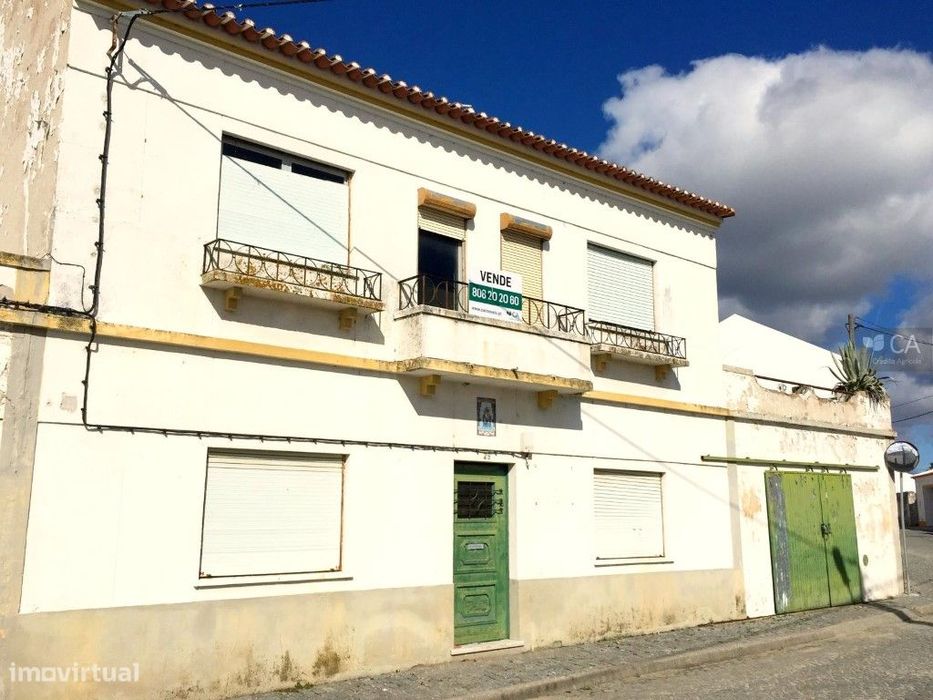 Moradia de tipologia T6 com 382m², situada em Cunheira, Alter do Chão