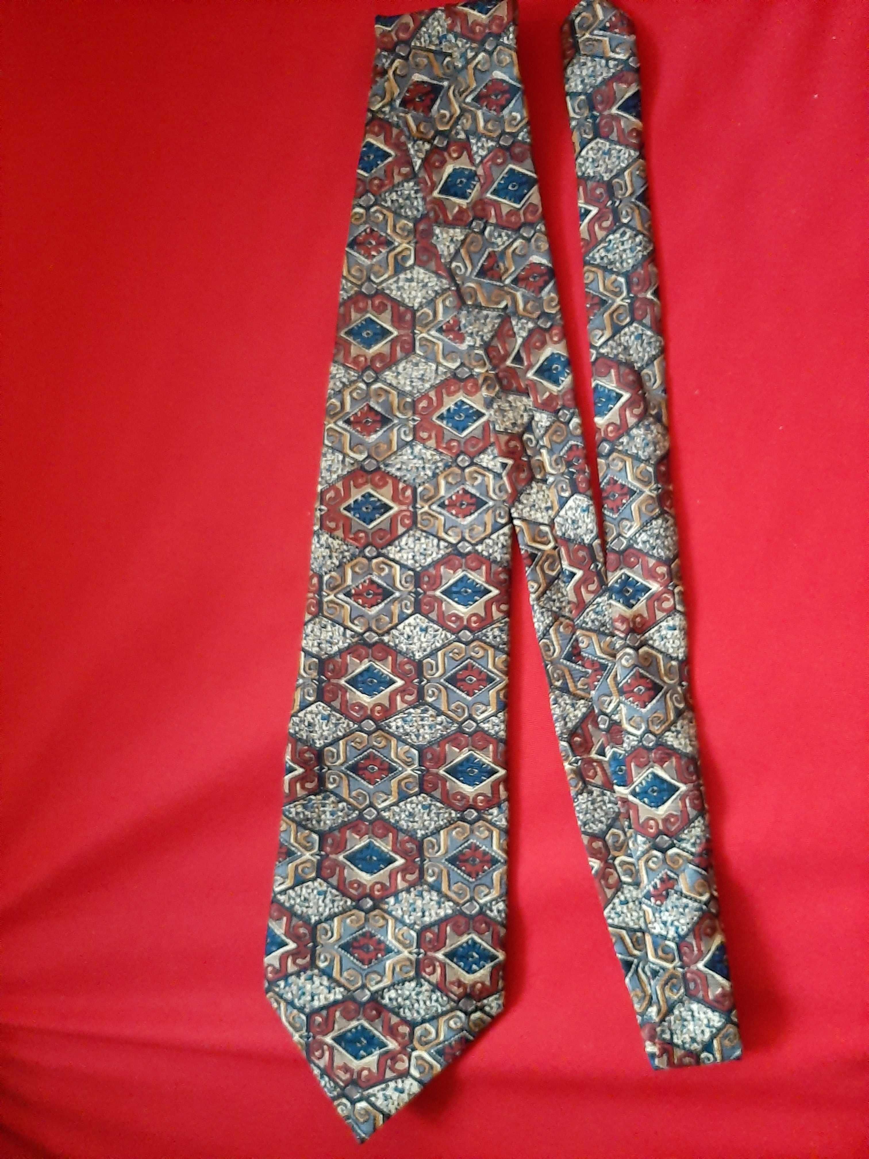 Kolorowy krawat z geometrycznym wzorem