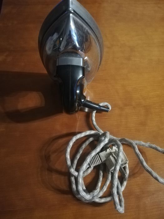 Ferro de engomar antigo