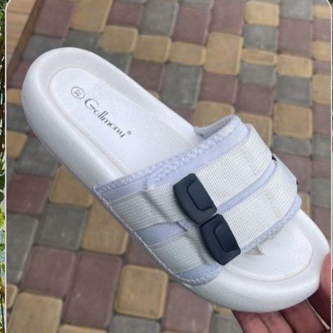 Шльопанці жіночі