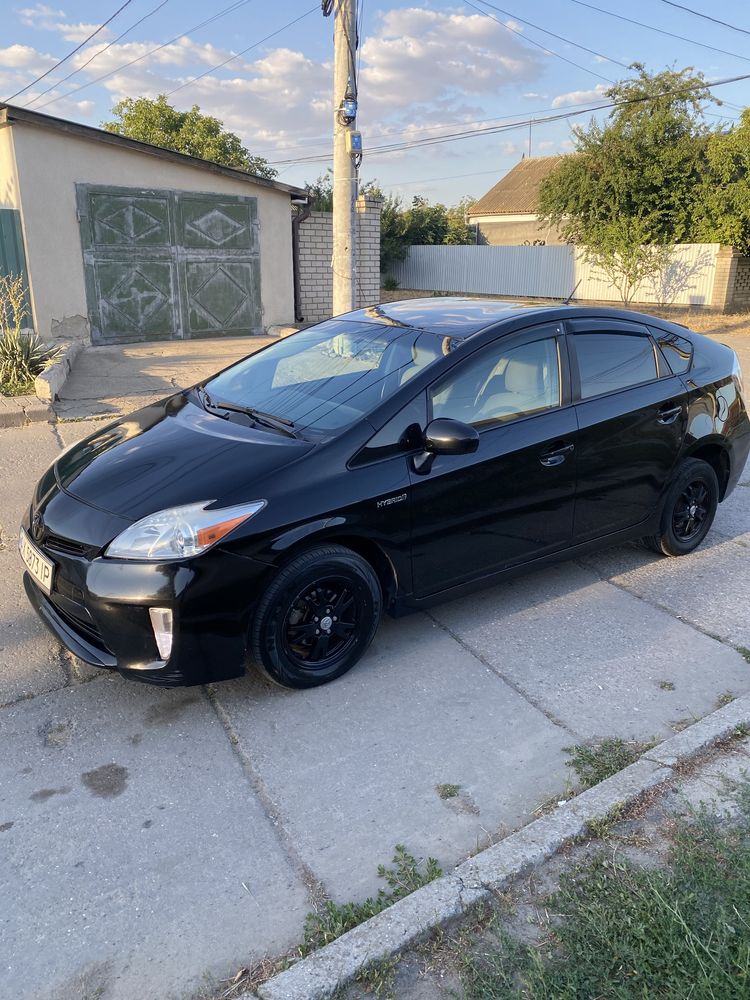 Toyota Prius 2015г