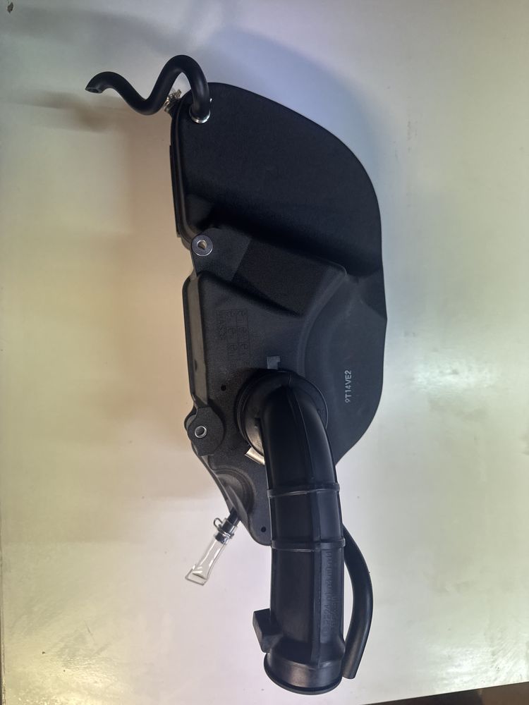 Obudowa  osłona filtra powietrza piaggio vespa gts 300 z gumami F 13