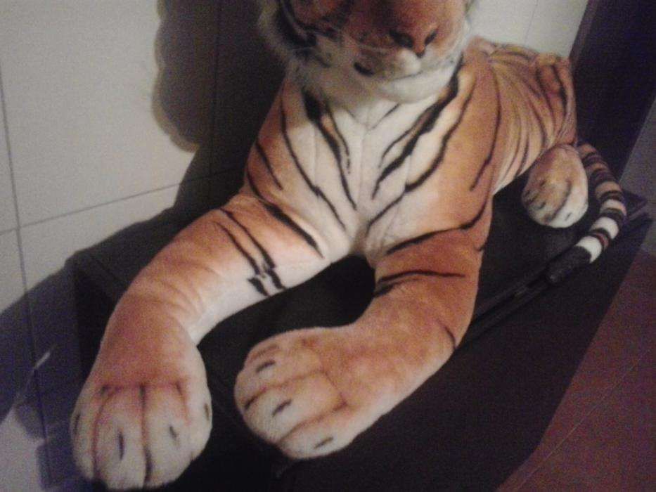 peluche gigante de um tigre